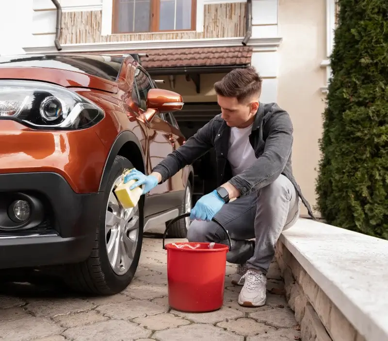 Lavage auto à domicile Saint-Privat-des-Vieux : professionnel intervenant sur un véhicule
